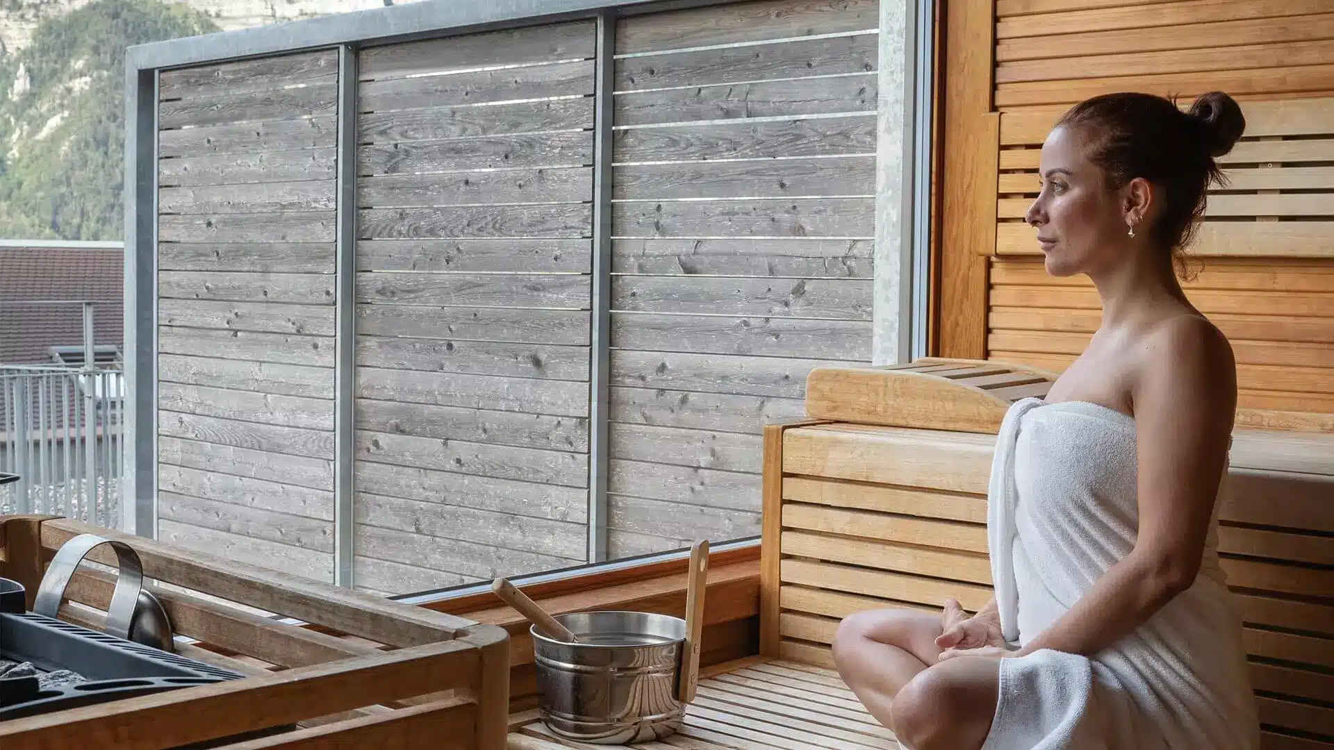 The wellness landscape of the Lofthotel Murg with comfortable white deckchairs, whirlpool and sauna.