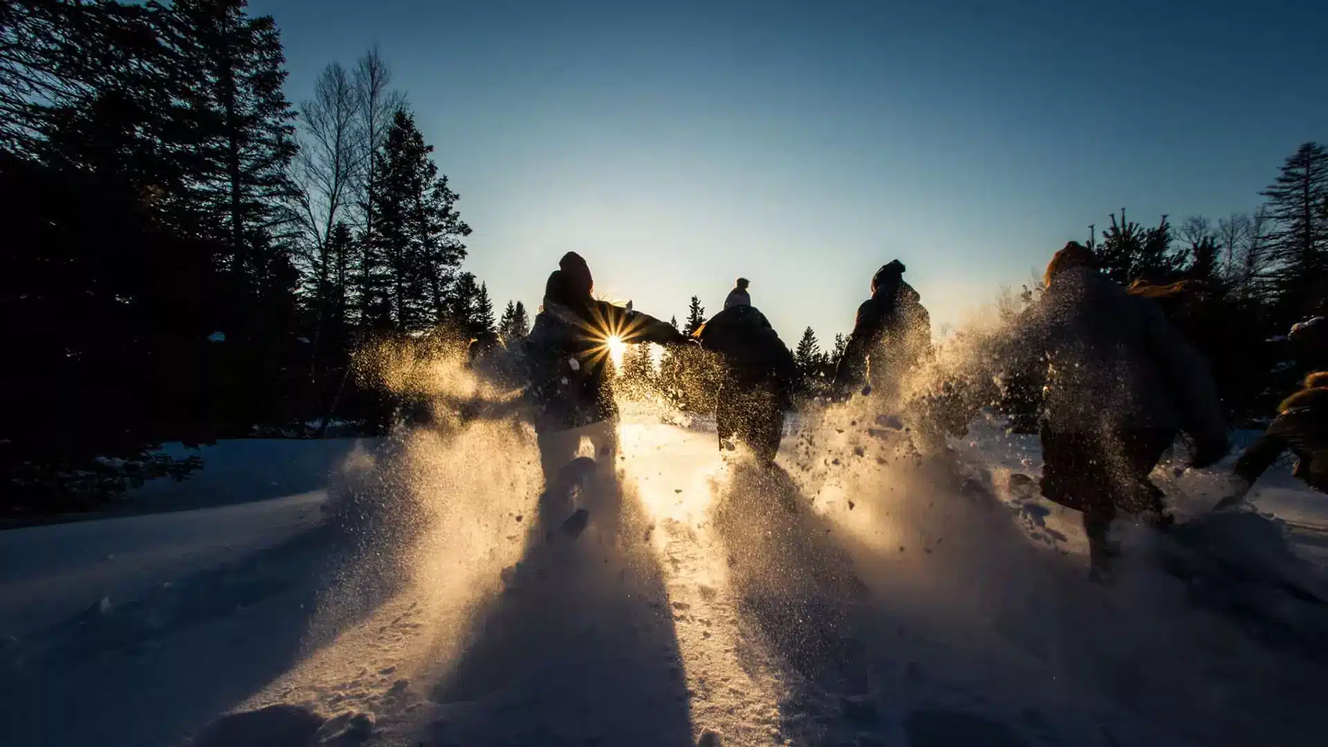 Eine Familie mit einem Kind auf der Skipiste beim Skifahren.