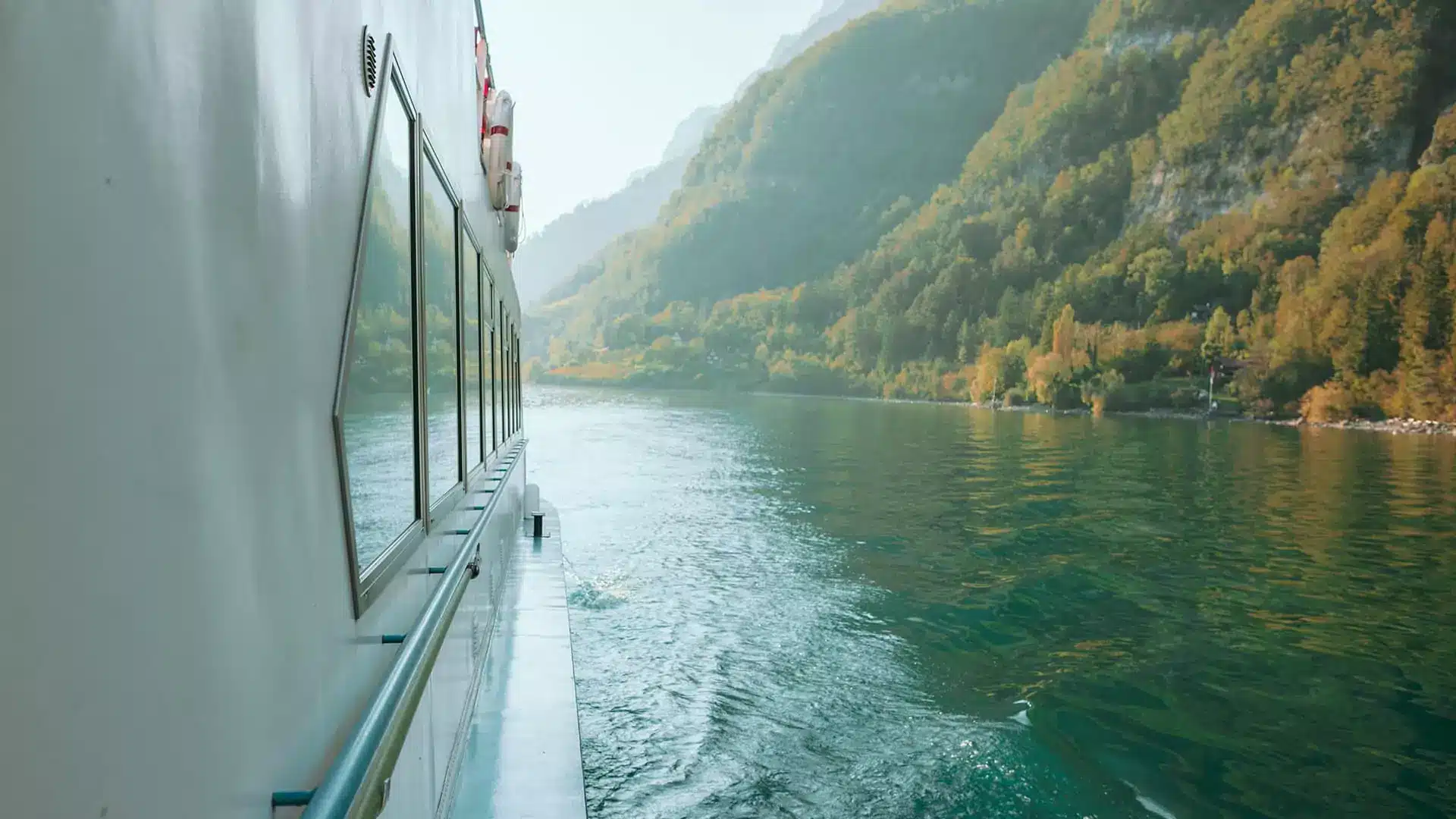 Der Sagisteg mit einem weissen Boot aus der Vogelperspektive.